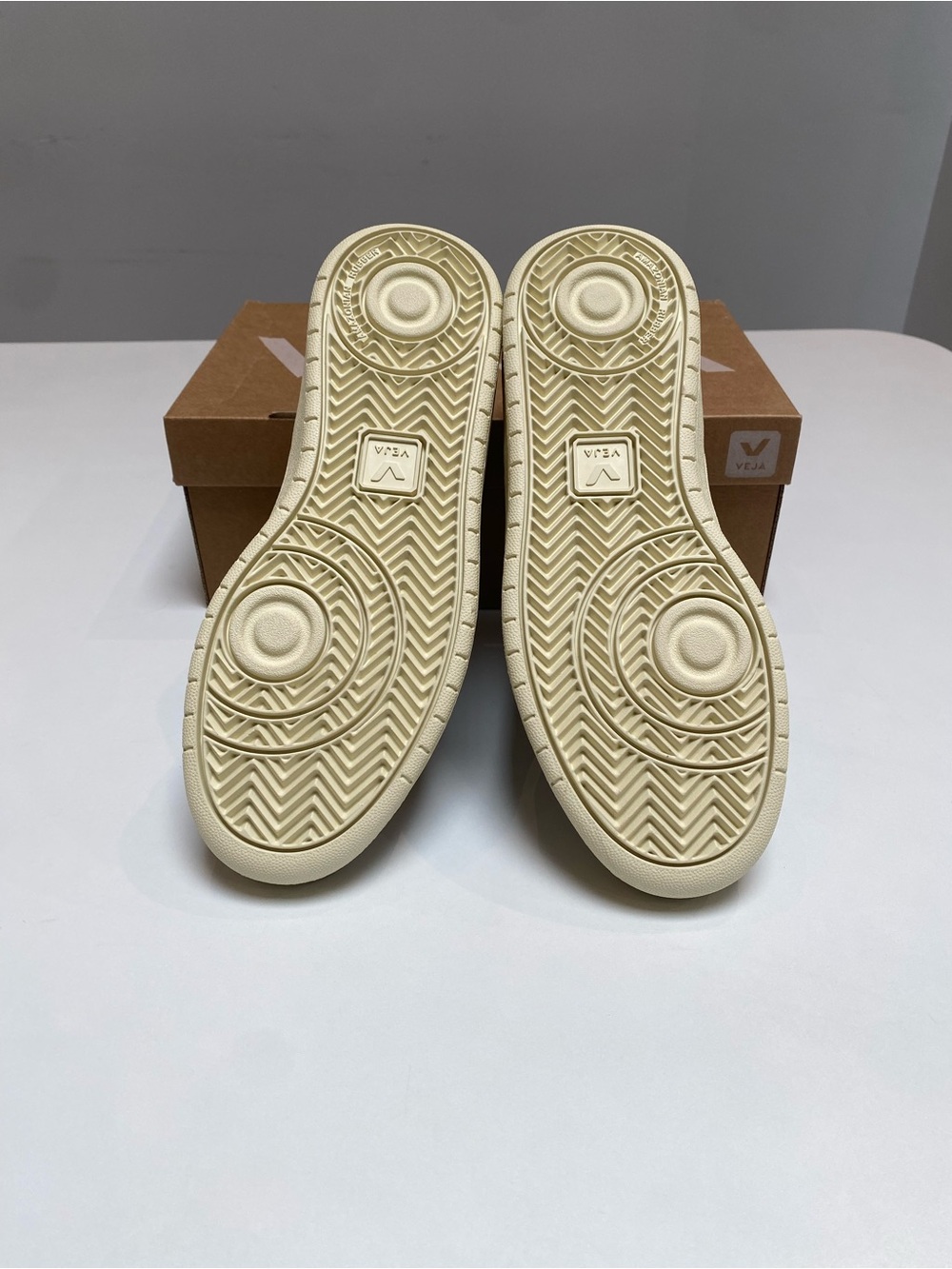 Veja V-90 O.T. Leather Sneaker in Gravel/White size 39EU/8US New in Box - Picture 7 of 7